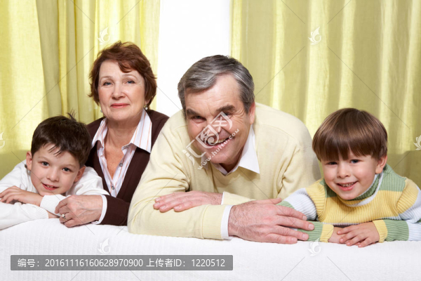 爺爺奶奶和孫子