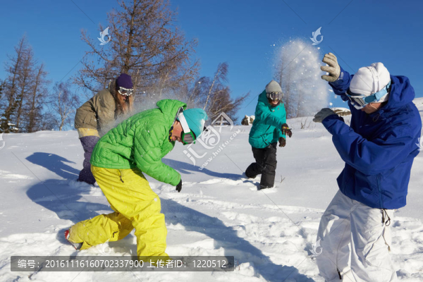玩打雪仗