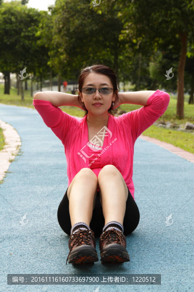 做坐著的女人