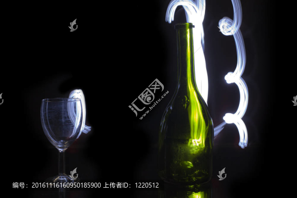 一杯酒和酒瓶