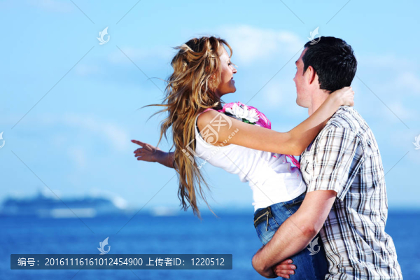 擁抱在海上看到