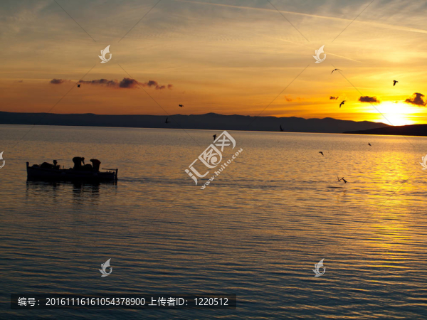 夕陽(yáng)中垂釣