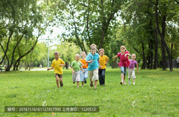 公園里的一群孩子