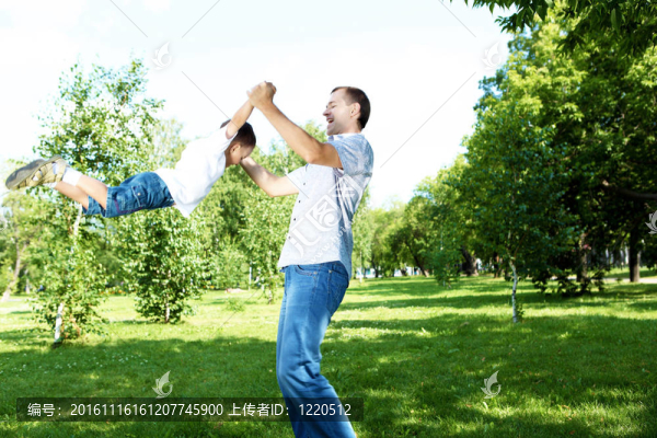 父親和兒子在夏天公園