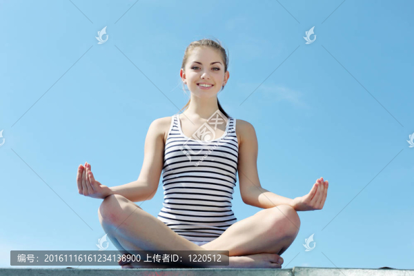 一個(gè)年輕女子做運(yùn)動(dòng)的畫像