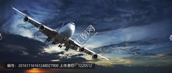 一架噴氣式飛機(jī)在落日天空中游弋的全景鏡頭