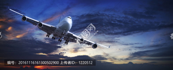噴氣式飛機(jī)在日落時(shí)分在空中飛行.。全景拍攝。