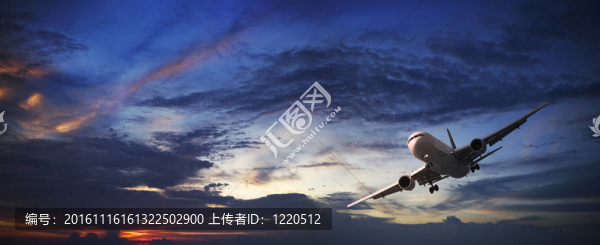 噴氣飛機在日落時巡航。全景式構(gòu)圖。
