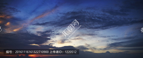 日落時(shí)的天空。全景拍攝。