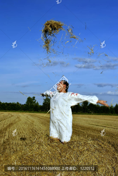 在傳統(tǒng)的俄羅斯服裝把干草在草堆的女孩