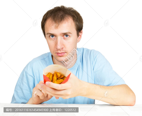 男人在白色的上吃炸薯條