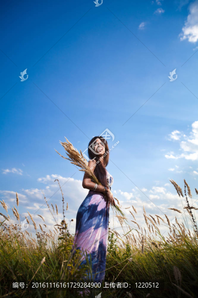 帶著花束的女人