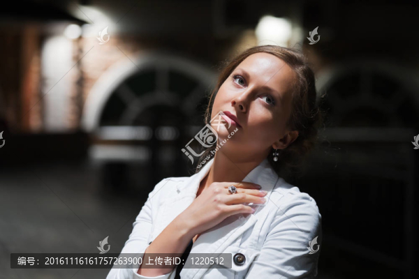 城市街上的年輕女人
