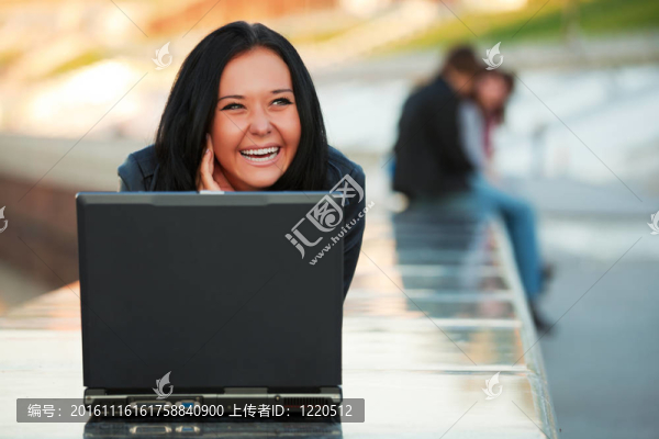 帶筆記本電腦的年輕女子