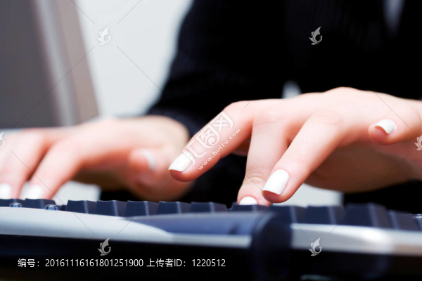 電腦鍵盤上打字的女性手