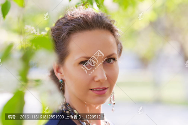 美麗的女人在開(kāi)花的樹(shù)
