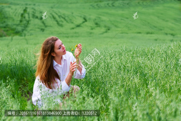 在一個(gè)領(lǐng)域里的快樂的年輕女人
