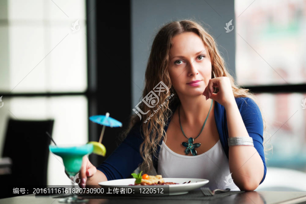 年輕的女人吃飯