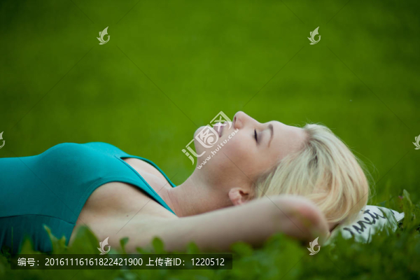 女孩躺在草地上安然入睡