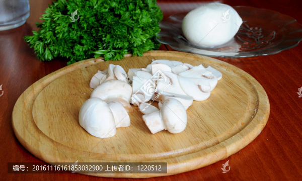 木質(zhì)板上的切碎的蘑菇