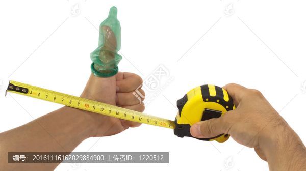 手指和卷尺上帶避孕套的手；隔離