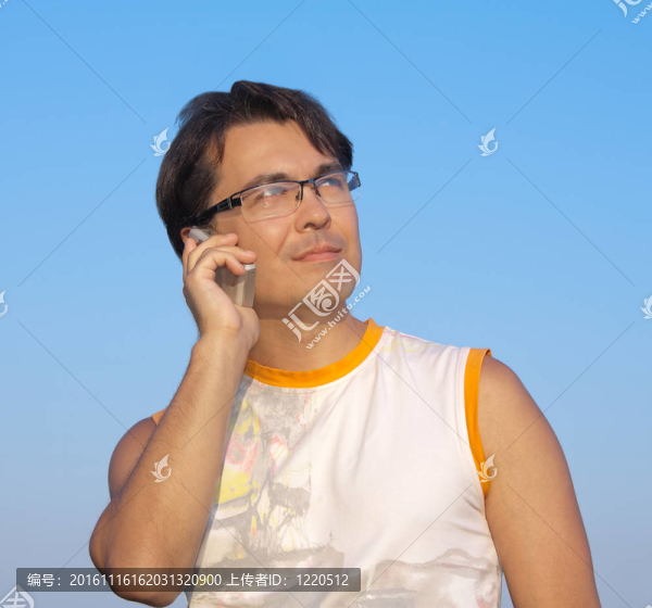 英俊的男人在電話里說話