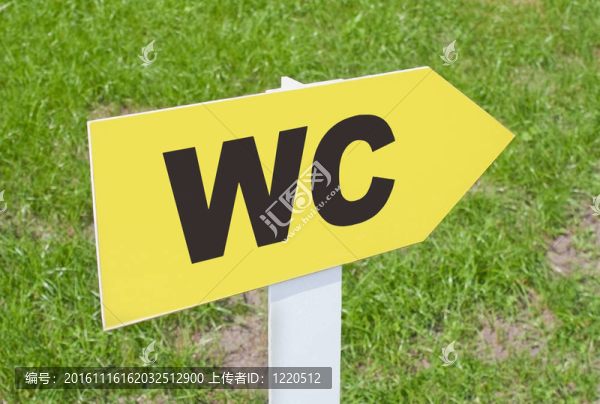 草地上的WC標(biāo)志指示方向