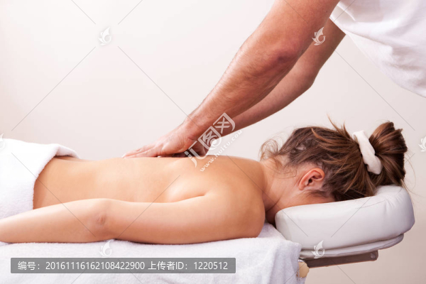 年輕美女按摩回來