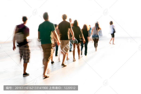 模糊的人走