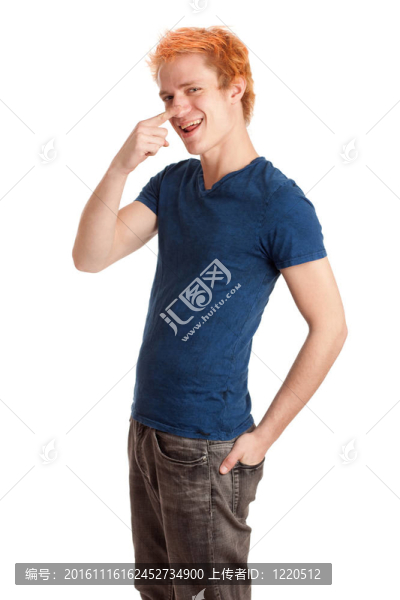 穿著藍色襯衫的年輕人