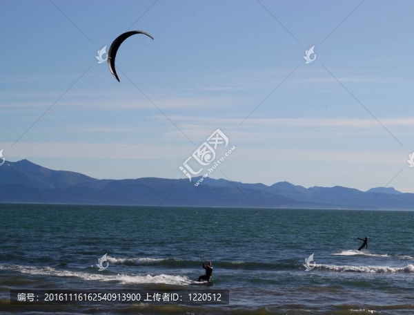 在海灣的兩個風(fēng)箏沖浪