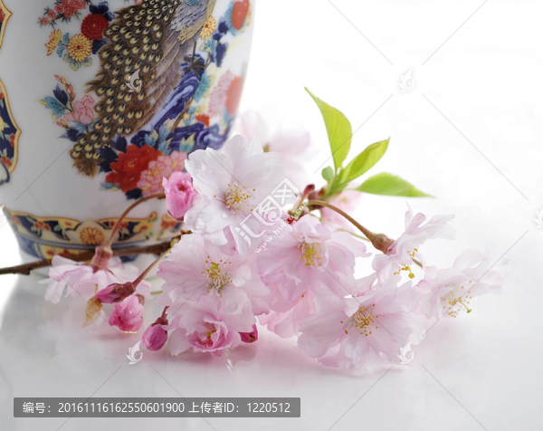櫻桃花和花瓶