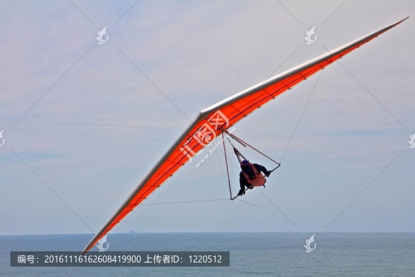 懸掛滑翔男子在白色的翅膀與天空的背景