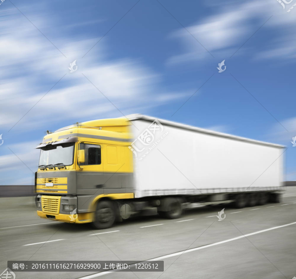 公路白色卡車