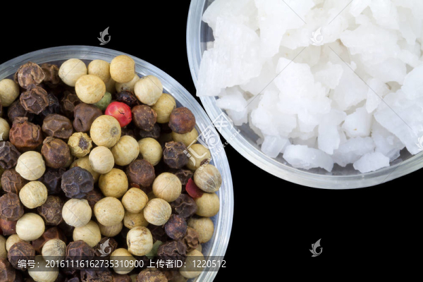 黑胡椒和原料鹽