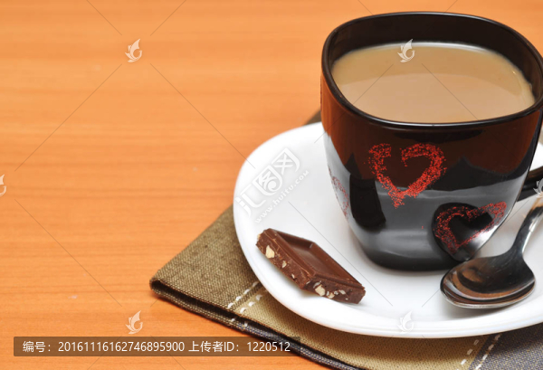 帶巧克力的黑熱咖啡杯