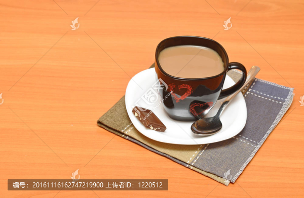 帶巧克力的黑熱咖啡杯