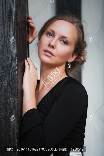 美麗的年輕女人在門(mén)廊上