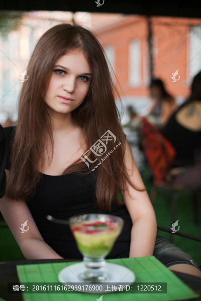 年輕的女人吃冰淇淋