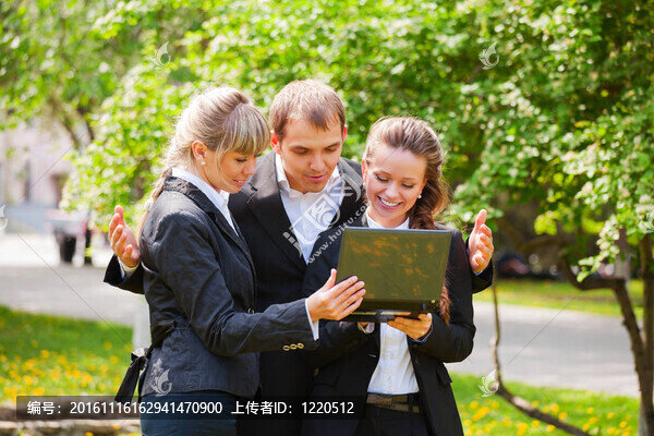年輕商務(wù)人士與筆記本電腦