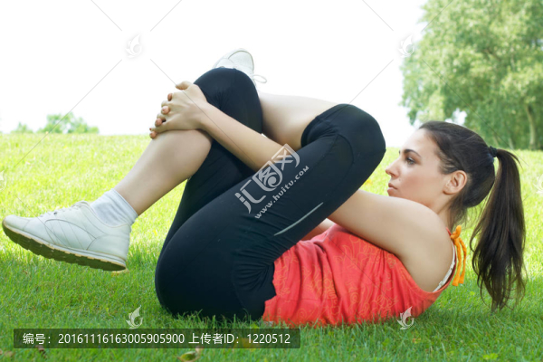 活躍的年輕女性在戶外做伸展運(yùn)動(dòng)