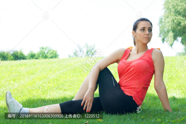 活躍的年輕女性在戶外做伸展運(yùn)動(dòng)