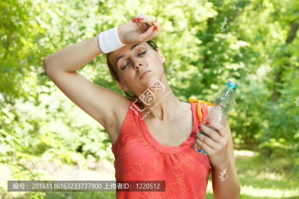 健身女孩在戶外鍛煉后休息。