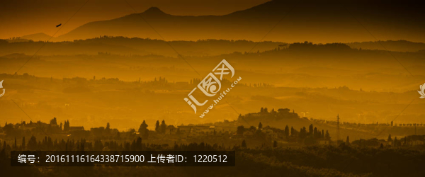 夏日夕陽(yáng)下的托斯卡納風(fēng)景