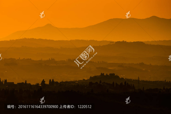 夏日夕陽(yáng)下的托斯卡納風(fēng)景