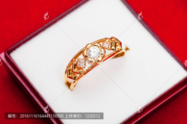 金戒指，鑲嵌白色氧化鋯