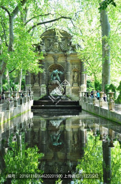 Medicis噴泉在盧森堡花園；巴黎