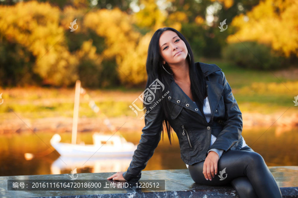 年輕女子反對一條河