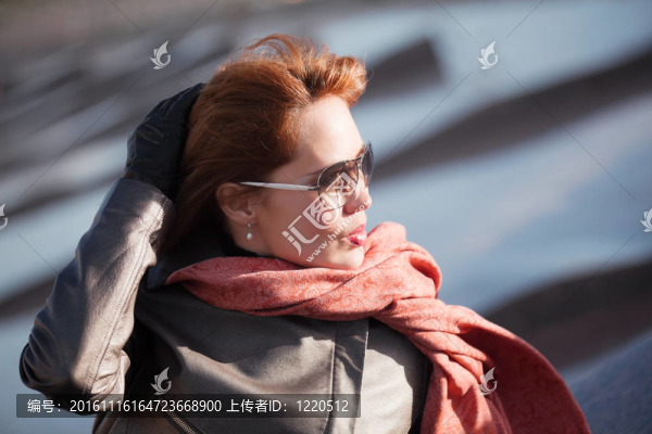 紅圍巾的女人