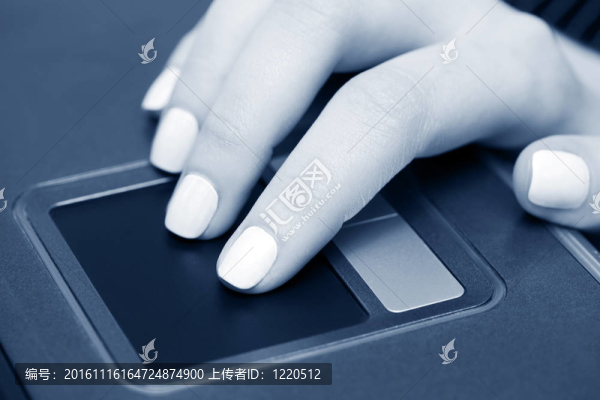 女性在筆記本電腦上工作